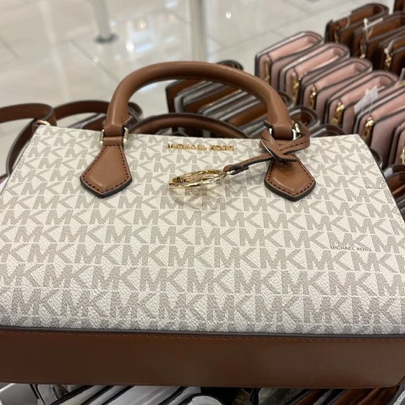 Michael Kors Small Sheila Satchel Crossbody
Vanilla
NWT - Picture 7 of 16